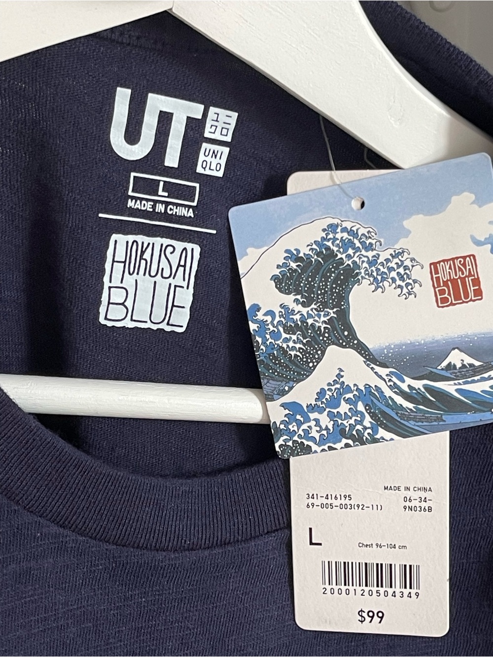 NWT Uniqlo Japanese designer Hokusai Blue UT unisex Navy Graphic Pocket T-Shirt - Picture 3 of 9